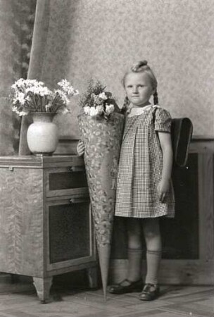 Roßwein. Schulanfängerin der Familie Honimus
