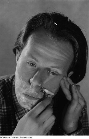 Roger Rössing beim Rasieren