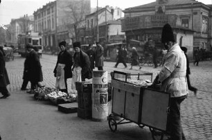 Bukarest, Straßen- und Marktleben in Bukarest: Pastetenverkäufer