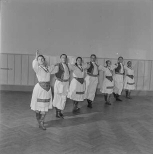 Ensemble - Tanzszenen : Tanzgruppe des Staatlichen Ensembles für sorbische Volkskultur
