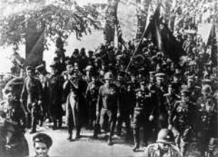 Historischer Marsch von sowjetischen und amerikanischen Offiziere und Soldaten durch Torgau