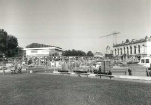 Dresden-Altstadt. Neumarkt mit Baustelle Frauenkirche. Stahlregallager für wiederverwendbare Steine. Ansicht von Osten gegen Kulturpalast und Johanneum