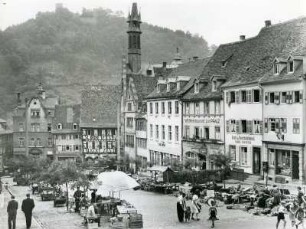 Zwei-Burgen-Stadt Weinheim in Baden-Württemberg. Blick auf den historischen Marktplatz