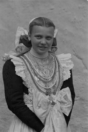 Mädchen als Brautjungfern in sorbischer katholischer Tracht. : Družka na kwasu w čornym pjezlu.