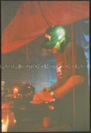 DJ mit Schirmmütze am Plattenteller (Sonderthema: Musik im Sucher)