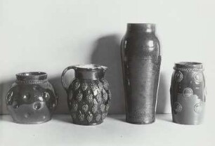 Bauchiges Gefäß, Kännchen mit Beeren, Vase, bauchige Vase mit Rundmedaillons