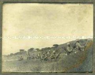 Seitenansicht einer Gruppe von Askaris bei einer Gefechtsübung
