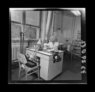 Arbeiterin am Arbeitsplatz in der Dioden-Fertigung, Foto 1973, und Zeitzeugeninterview, 2019