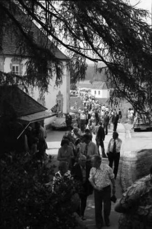 Wies: Touristen pilgern zur Wieskirche [Wallfahrtskirche zum Gegeißelten Heiland auf der Wies]