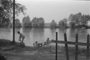 Badebetrieb an den Karlsruher Baggerseen der Rheinebene.