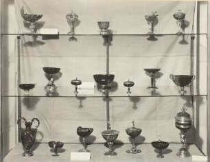 Vitrine 32: oben: Schalen und Tasse aus Edelsteinen, Mitte: Schalen aus Jaspis & unten: Schalen und Kanne aus Edelsteinen & Deckelpokal