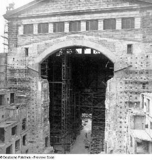 Opernhaus. Zuschauerraum, Bühneportal und Bühnenhaus mit Gitterstützen