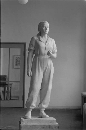 Stehende Arbeiterin : Stehende Arbeiterin. Gips (1960/1962) (Studentenarbeit der Bildhauerklasse von Walter Arnold)