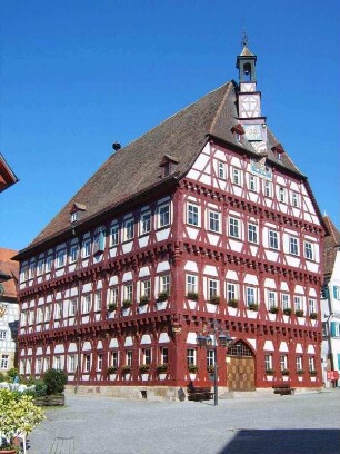 Stadtansicht - Rathaus von Südosten in Fachwerk (Jahr 1441 in Riegelbauweise mit hölzernen Nägeln) mit Dacherker