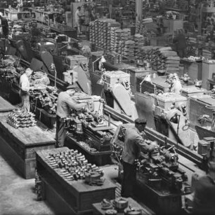 Blick in die Produktionshalle von Borgward, Produktion von Kurbelwellen