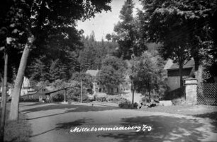 Blick zum Mühlengelände und Beginn des Haselbachtales : v. li.: Mühle, Wohnhaus, Forsthaus