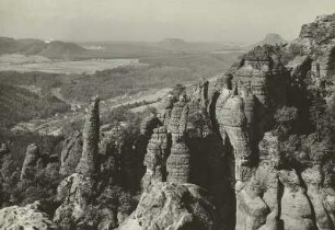 Sächsische Schweiz. Felsenburg Neurathen und Basteibrücke (1851; Sandstein, Länge 76,5 m). Blick vom Ferdinandstein nach Süden zum Lilienstein
