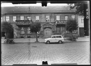 Neuruppin, Virchowstraße 4. Wohnhaus mit Durchfahrt. Straßenfront