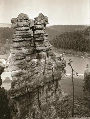 Sächsische Schweiz, Bielatal. Hauptwiesenstein. Seilschaft an der Perrykante (?) (VIIa [VIIb])