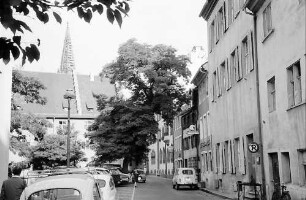 Freiburg: Turmstraße gegen Rathaus mit Münsterturm