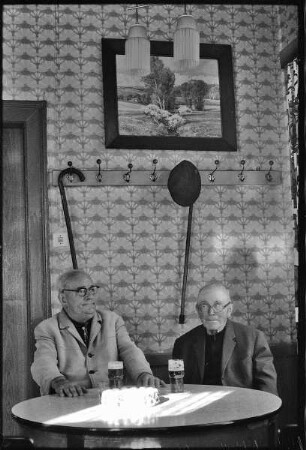 Zwei ältere Herren in einer Kneipe