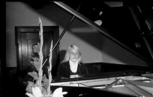 Freiburg: Kaufhaussaal, Konzert und Ausstellung Hortense von Gelmini, Hortense von Gelmini am Flügel