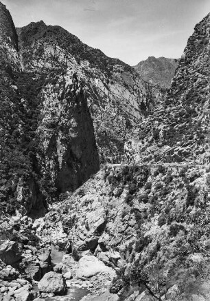 Schlucht : Blick auf eine Schlucht bei Kherrata. Durch Steinschlag gefährdete Stellen wurden übertunnelt.