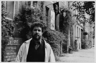 Der Lyriker und Übersetzer Richard Pietraß vor einem Haus