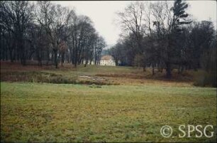 Potsdam, Park Sacrow, Jägerhofsicht vom Uferweg aus.