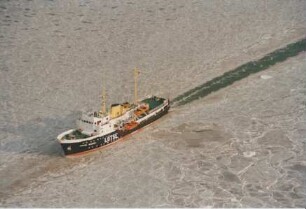 Lotsenschiff vor Borkum im Eis