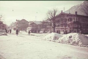 Deutschland. Winterliche Straße. Ansicht während des Schneeberäumens, eventuell Garmisch-Partenkirchen