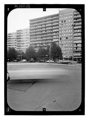 Berlin-Mitte, Leipziger Straße. Wohnblock mit Läden (1969/1982). Straßenfront (Teilansicht)