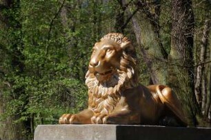 Ballenstedt - Löwenskulptur : Gusseiserne Löwenfigur von Gottfried Schadow (um 1825) im denkmalgeschützten Schlosspark von Ballenstedt, Sachsen-Anhalt, aufgenommen 2007