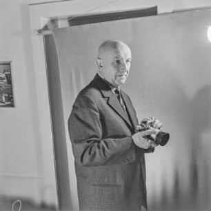 Fotograf mit Kamera : Portrait des Fotografen Kurt Heine (1906-1986)