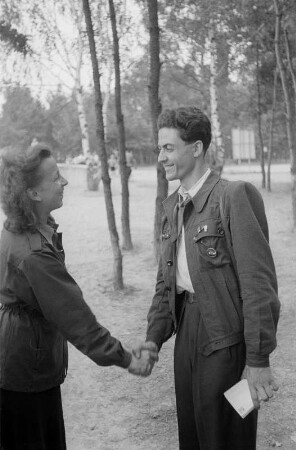 Pionierrepublik "Ernst Thälmann" in Wuhlheide : Gratulationsszene