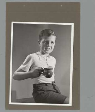 Portrait eines Jungen in Hemd mit Tasse