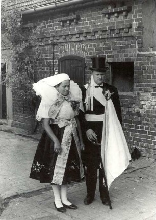 Brautführer aus Kunersdorf : Kleidung - niedersorbische Tracht. Ort: Kósobuz / Kunersdorf. Brautführer mit Frau