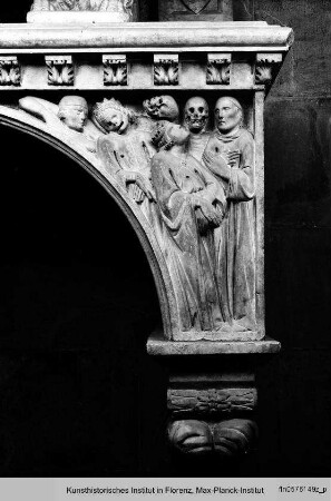 Grabmal des Bischofs Antonio d'Orso : Konsollager mit Reliefs: Triumph des Todes, Personifikation des Todes als dreiköpfiger Bogenschütze, Profilkopf, Vasen mit Weinranken und Akanthusornamente