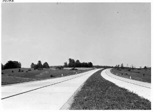 Trassierung bei Aichen 1937; Vor dem Bau der Tank- und Rastanlage. Fahrbahnmarkierung in schwarz.