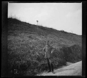 Bouchavesnes (=Bouchavesnes-Bergen, Dep. Somme, Frankreich): Graf von Luxburg vor seiner "Befehlsstelle bei Bouchavesnes", auf einem Feldweg unterhalb einer gemähten Böschung