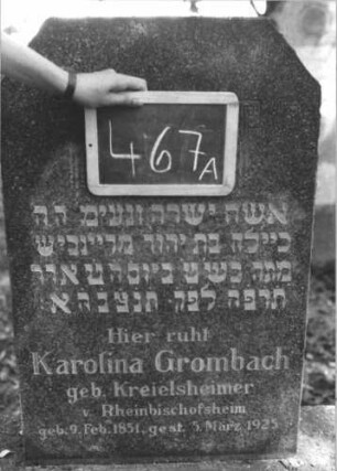 Grabstein 467 (Index: 100111680) Material: Granit Zustand: gut Maße HxBxT: 122x56x15 cm Beschreibung: Stele, breiter Sockel, giebelartiger Abschluß, oben abgeflacht Symbolik: geknickte Rose, eckige Voluten: Grabstein 467A