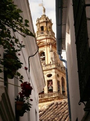 Durchblick durch eine Altstadtgasse zum Glockenturm der Mezquita Moschee-Kathedrale
