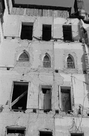Berlin. Teilfassade eines Wohnhauses mit kriegsbedingten Schäden