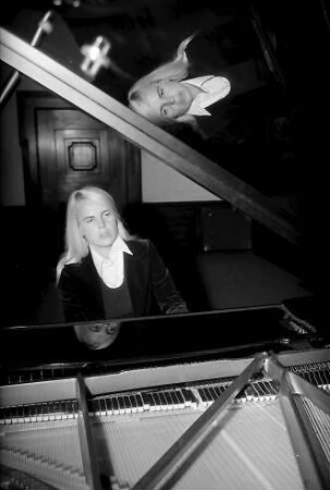 Freiburg: Kaufhaussaal, Konzert und Ausstellung Hortense von Gelmini, Hortense von Gelmini am Flügel