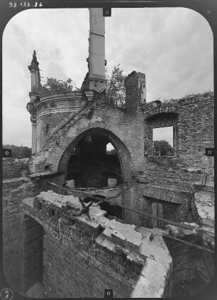 Bad Muskau. Ruine des Neuen Schloßes. Innenansicht mit Rundturm