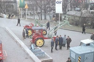 GT 124 mit verschiedenen Frontladern auf der Agra