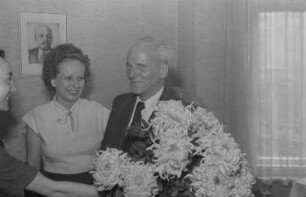 60. Geburtstag von Walter Maschke, Generalsekretär der Volksbühne Berlin : Überreichen eines Blumenstraußes an Walter Maschke