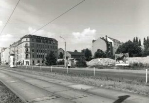 Dresden-Friedrichstadt. Weißeritzstraße. Blick über die Straßenbahngleise nach Südwesten mit Einmündung Seminarstraße (Wohn- und Geschäftshaus, Weißeritzstraße 38)