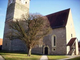 Kirche von Nordwesten über Kirchhof (vor 1740 als Begränbisplatz aufgelassen)-Kirchturm im Kern 1320-Langhaus 14 Jh mit verändernder Vergrößerung ab 1740