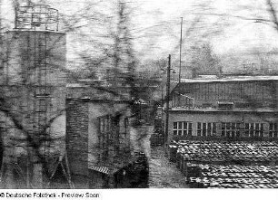 Blick aus dem Abteilfenster eines Zuges während einer Bahnfahrt (Berlin-Dresden)